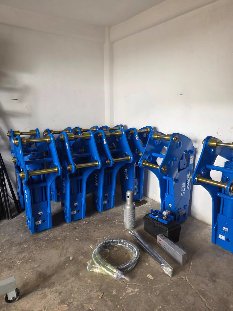 Inventario de martillos hidráulicos R75 en bodega