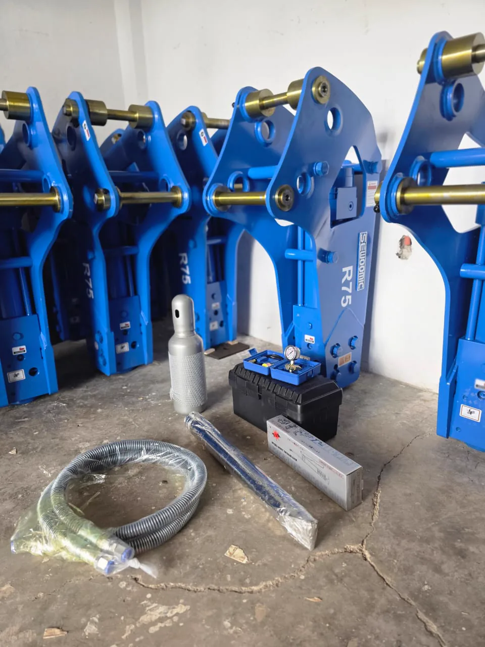Martillos R75 en bodega con tanque de nitrógeno, cincel, maletín con manómetro y manguera